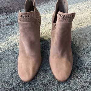 Vince Camuto Fileana Suede Ankle Boots 7 grey